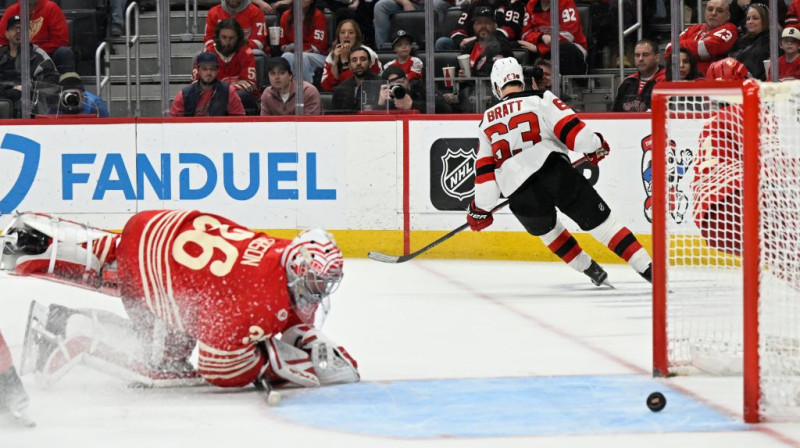 Detroitas vārtos ripu raida Jespers Brats. Foto. AP. Scanpix