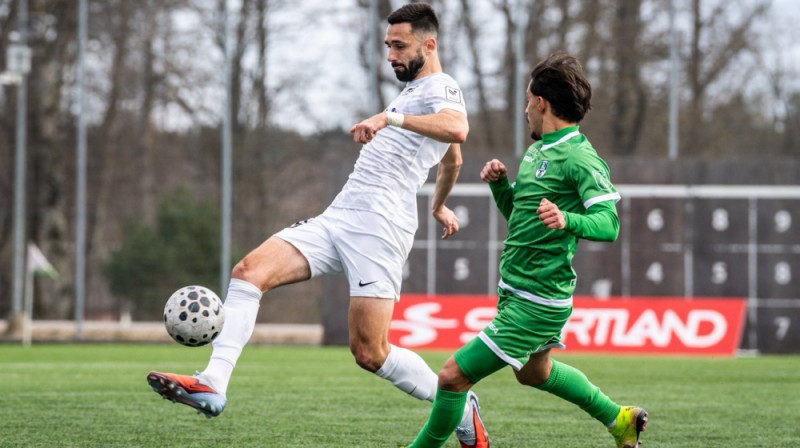 Stefans Paničs pret Leoni. Foto: FK RFS