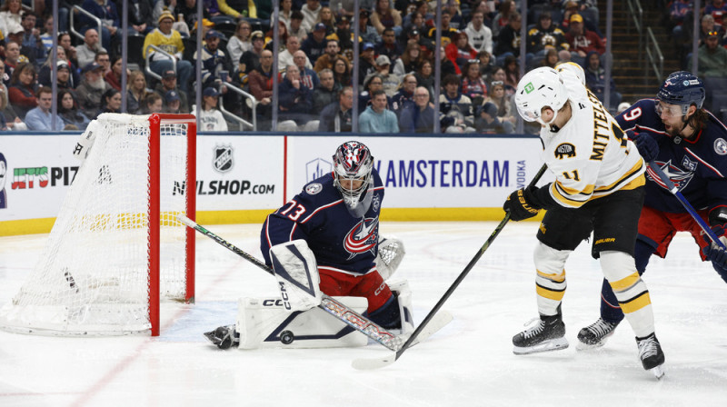 Kolumbusas "Blue Jackets" vārtsargs Džets Grīvss spēlē pret Bostonas "Bruins". Foto: Russell LaBounty-Imagn Images/Scanpix