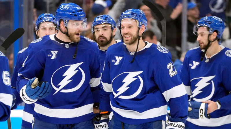 Ēriks Černaks un Zemgus Girgensons. Foto. AP. Scanpix