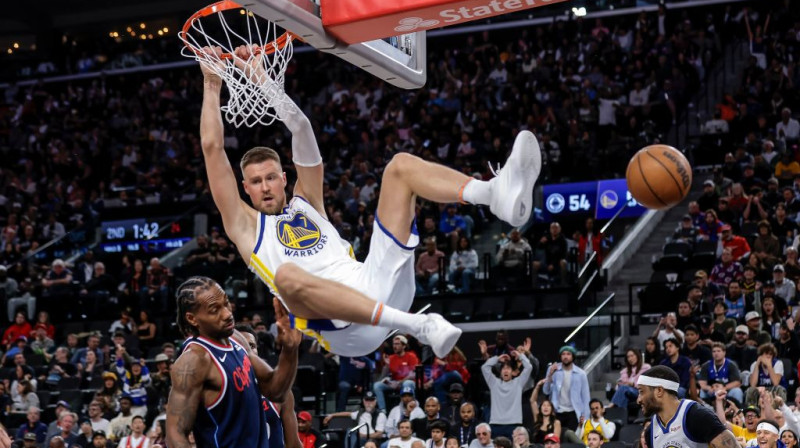 Kristaps Porziņģis triec bumbu grozā no augšas. Foto. AP. Scanpix