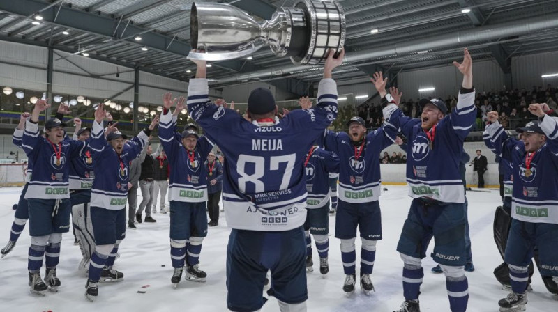 "Mogo"/RSU hokejisti ar čempionu kausu Foto: Guntis Lazdāns/LHF