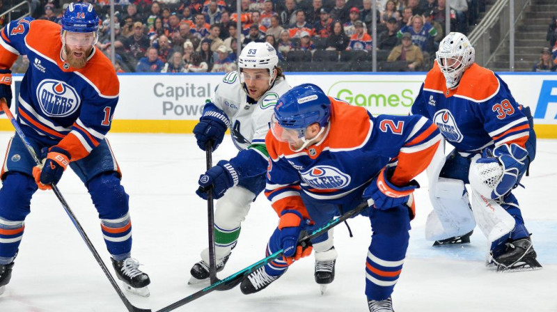 Teodors Bļugers starp Edmontonas hokejistiem. Foto. AFP. Scanpix