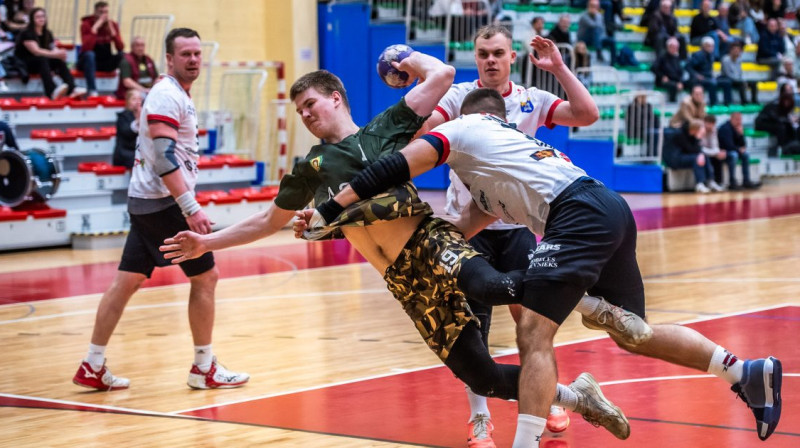 Dobelnieku vārtus kārtējo reizi apdraud rīdzinieks Valdis Kalniņš. Foto: Zigismunds Zālmanis / ZRHK Tenax Dobele