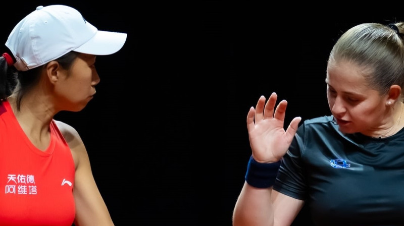 Šuai Džana un Aļona Ostapenko. Foto: WTA
