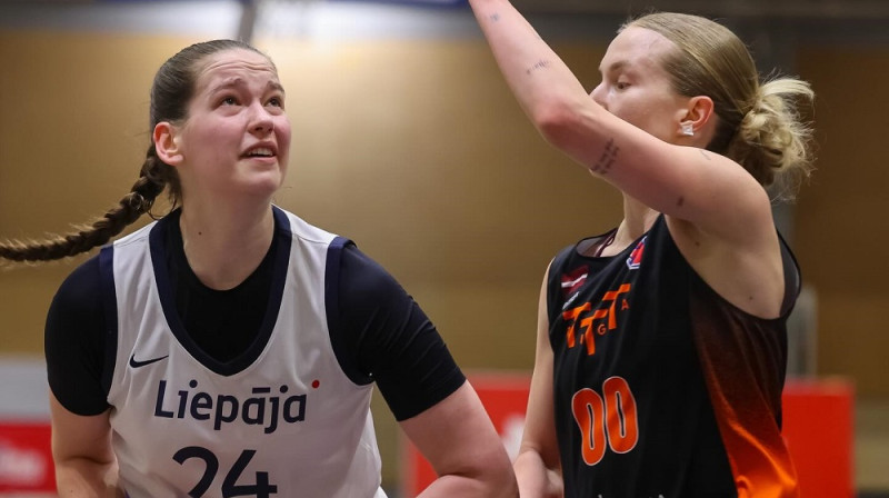 Kristīne Dreimane un Veronika Kosmača. Foto: Ģirts Gertsons