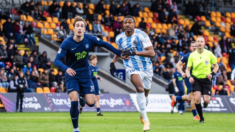 Mārtiņš Lormanis ("Ogre United") pret Mohamedu Badamosi ("Riga"). Foto: Riga FC