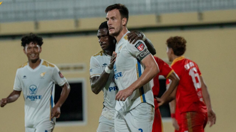 Vitālijs Jagodinskis ar komandas biedriem. Foto: Visakha FC