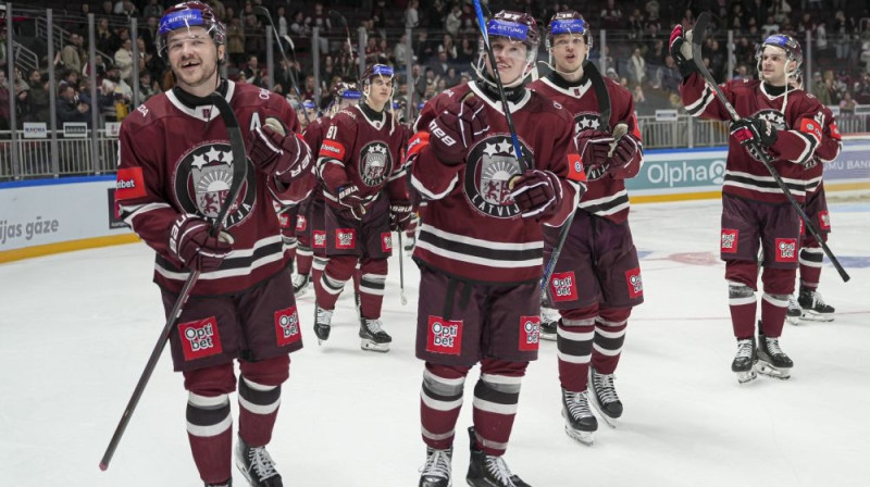 Latvijas izlases hokejisti pēc pārbaudes spēles pret Austriju Foto: LHF