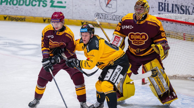 Edgars Kulda cīņā pret Litvīnovu. Foto: HC Dukla Jihlava