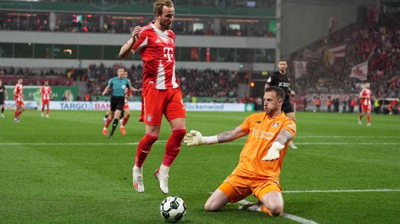 Harijs Keins pret Marku Flekenu. Foto: ZUMAPRESS/Scanpix