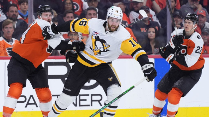 Džastins Brazo starp Filadelfijas hokejistiem. Foto. AP. Scanpix