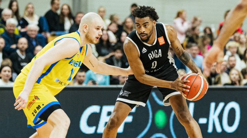 Roberts Bērze un Kērtiss Holiss. Foto: Mārtiņš Goldbergs/VEF Rīga