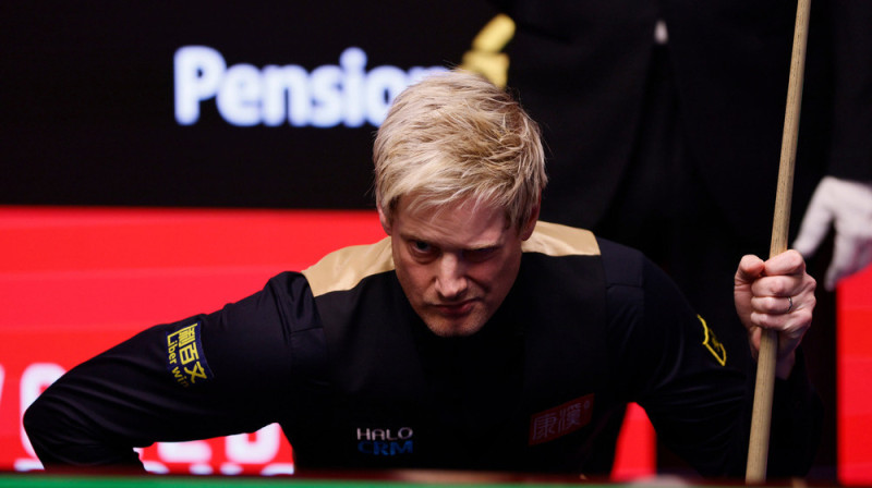 Nils Robertsons pasaules čempionāta pirmās kārtas spēlē. Foto: Richard Sellers/PA via AP/Scanpix