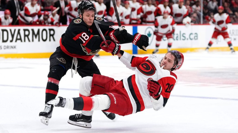 Karolīnas un Otavas hokejisti cīnās. Foto. AP. Scanpix