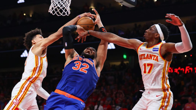 Džeilens Džonsons un Onijeke Okongvu cenšas apturēt Kārslu Entoniju Taunsu. Foto. AP. Scanpix