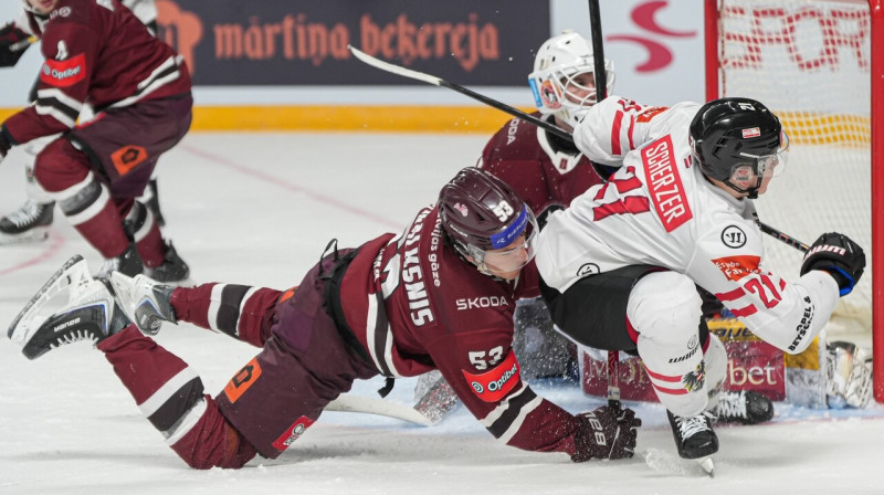 Rihards Melnalksnis cīņā pret Austrijas valstsvienību. Foto: Guntis Lazdāns/LHF