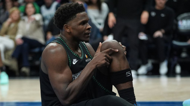 Entonijs Edvardss iedzīvojas savainojumā. Foto. AP/Scanpix