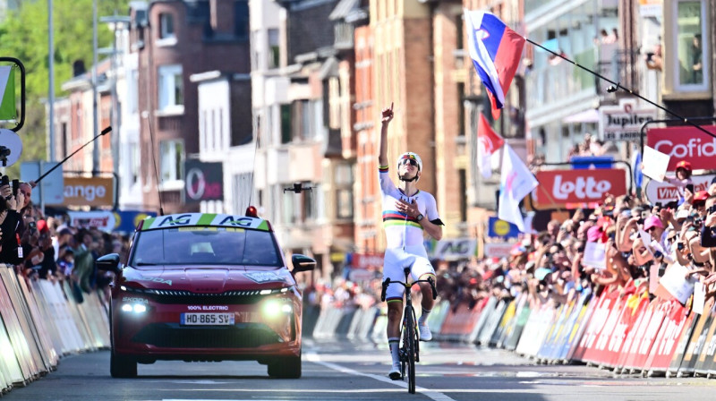 Tadejs Pogačars uzvar 2026. gada Ljēžas – Bastoņas – Ljēžas velobraucienā. Foto: Peter de Voecht/Imago Images/Scanpix