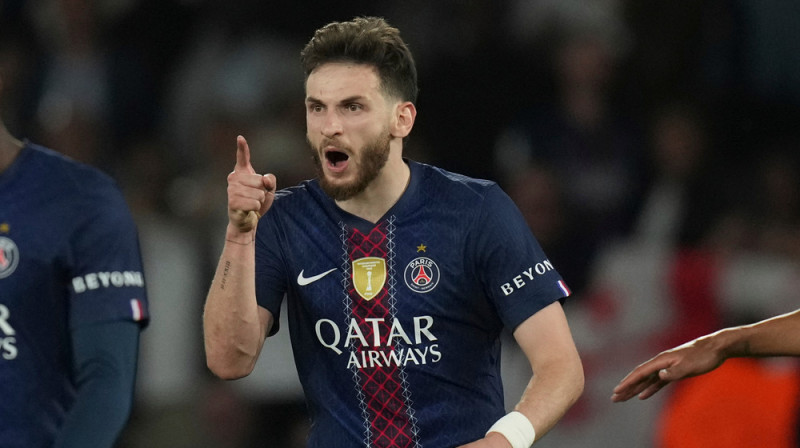 PSG uzbrucējs Hviča Kvarachelija svin vārtu guvumu UEFA Čempionu līgas pusfinālā. Foto: AP Photo/Christophe Ena/Scanpix
