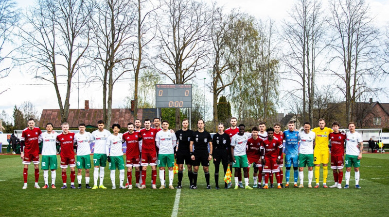 Ķībartu "Sveikatas" un Kauņas "Žalgira" futbolisti pirms cīņas Lietuvas kausa izcīņā. Foto: FK Kauno Žalgiris