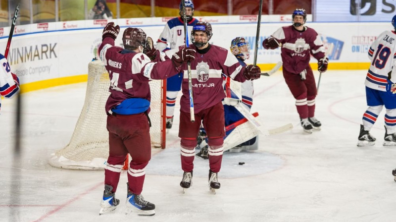 Latvijas U18 izlases hokejisti Foto: Marika Klaucāne/LHF