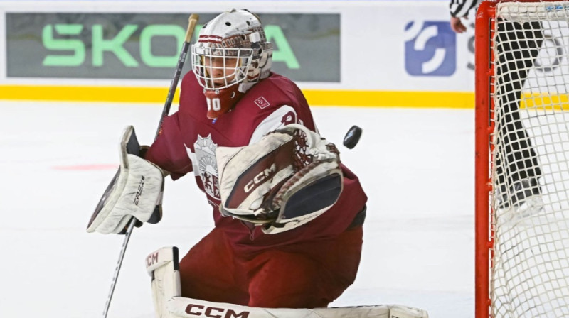 Patriks Plūmiņš spēlē pret ASV. Foto: Micheline Veluvolu/IIHF