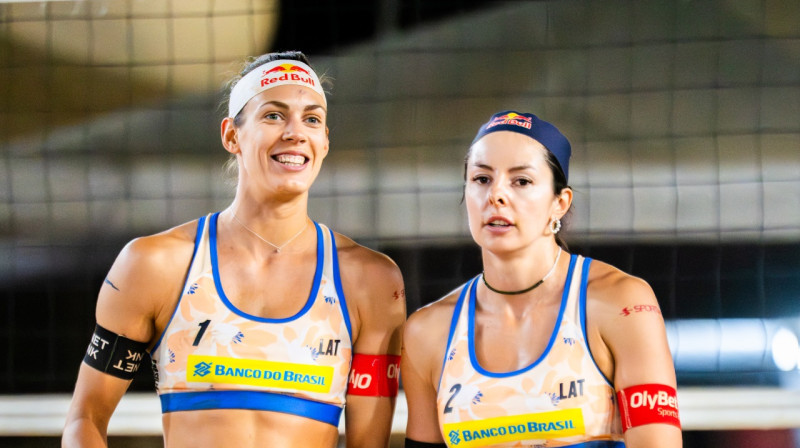 Tīna Graudiņa un Anastasija Samoilova. Foto: volleyballworld.com