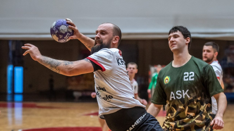 Ar bumbu dobelnieks Nils Kreicbergs. Foto: Zigismunds Zālmanis / ZRHK Tenax Dobele