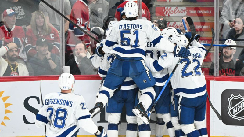 Zemgus Girgensons slido pie komandas, lai atzīmētu gūtos vārtus pagarinājumā. Foto. AP. Scanpix