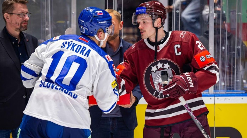 Rūdolfs Balcers (pa labi) Foto: Hockey Slovakia