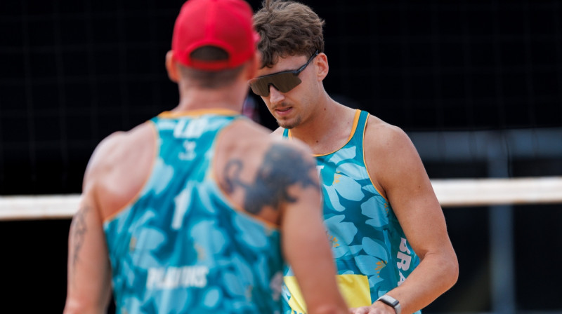 Mārtiņš Pļaviņš un Kristians Fokerots. Foto: volleyballworld.com
