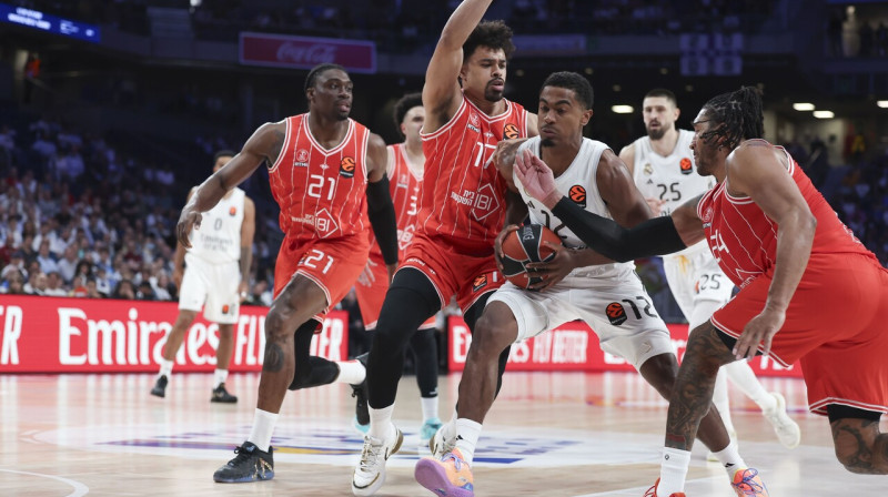 Telavivas "Hapoel" aizsardzībā pret Madrides "Real". Foto: Kiko Huesca/EPA/Scanpix