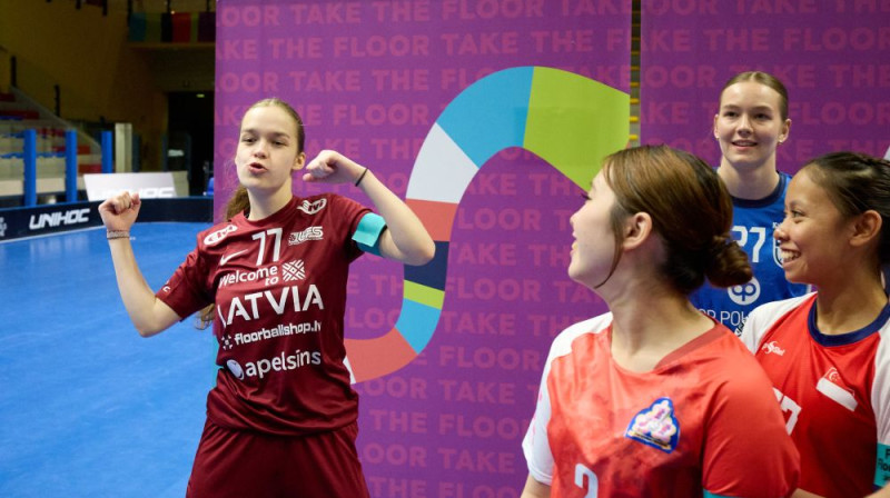 Latvijas izlases kapteinei Annijai Dārta Dankfeldei (no kreisās) pirms turnīra kaujniecisks noskaņojums, foto: IFF Floorball