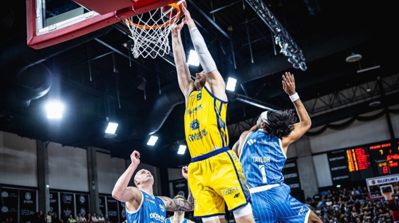 Mareks Mejeris uzbrukumā. Foto: Rafał Jakubowicz