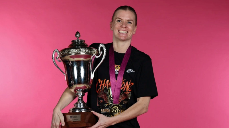 Žulī Vanlū ar Eiropas kausu. Foto: EuroCup Women