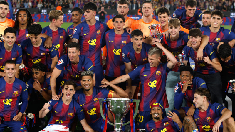 "Barcelona" futbolisti ar izcīnīto Spānijas "La Liga" trofeju. Foto: AP Photo/Joan Monfort/Scanpix