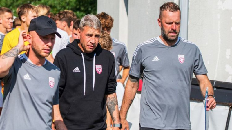 Viktors Dobrecovs ar palīgiem Vladislavu Pavļučenko un Antonu Jemeļinu. Foto: LFF