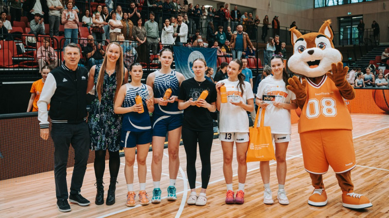 Raimonds Vējonis, Digna Strautmane, Emīlija Trofimenko, Madlēna Pērse, Maija Aploka, Līva Hermane, Marta Ploriņa. Foto: Ritvars Stankevičs