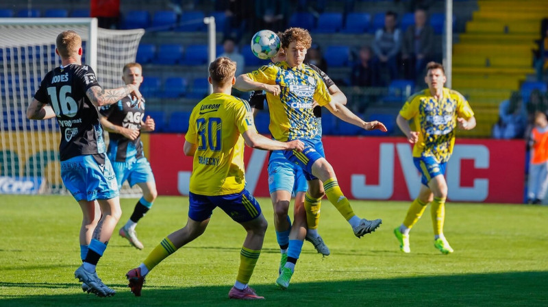 Kristers Penkevics gaisa divcīņā par bumbu. Foto: FC Zlín