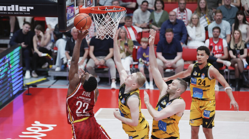 Toms Skuja aizsardzībā. Foto: Julien Becker/HMB Media/Scanpix