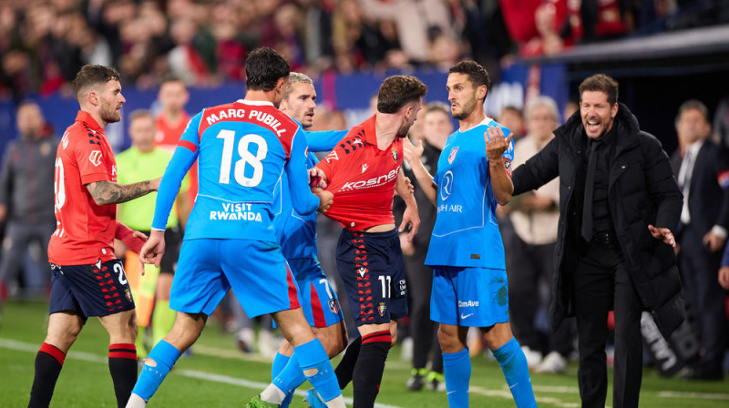 Konflikts starp "Osasuna" uzbrucēju Kike Barha un Madrides "Atletico" pussargu Koke. Foto: © Ricardo Larreina/AFP7 via ZUMA Press Wire/Scanpix
