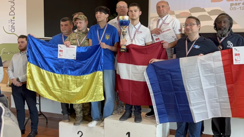Latvijas starptautiskie lielmeistari Guntis Valneris un Raimonds Vipulis un 16 gadus vecais starptautiskais meistars Pēteris Kripans ar čempionu titulu Foto: Latvijas Dambretes federācija.