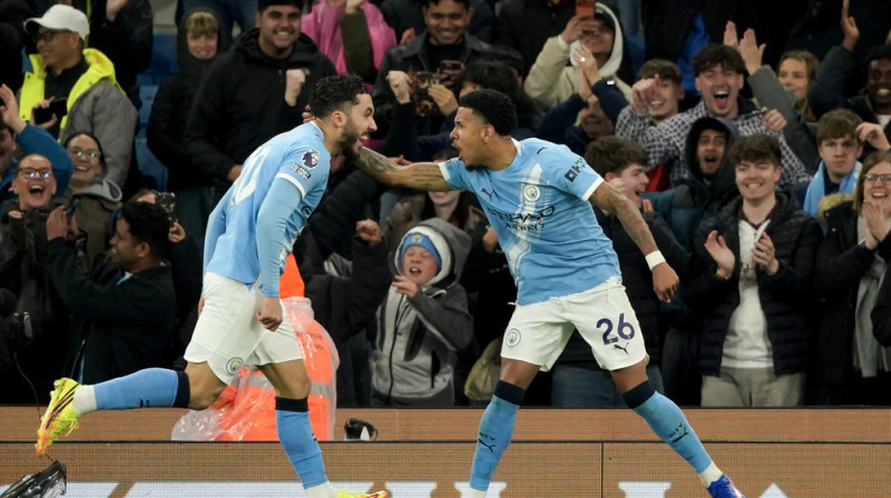Mančestras "City" futbolisti Savinjo un Rajans Čerki svin vārtu guvumu. Foto: AP Photo/Ian Hodgson/Scanpix