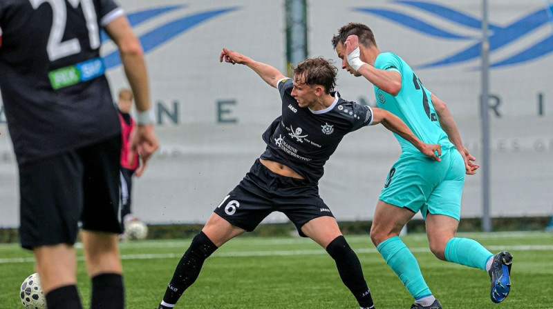 "Riga Mariners" futbolisti spēlē pret "Valmiera FC". Foto: "Valmiera FC"