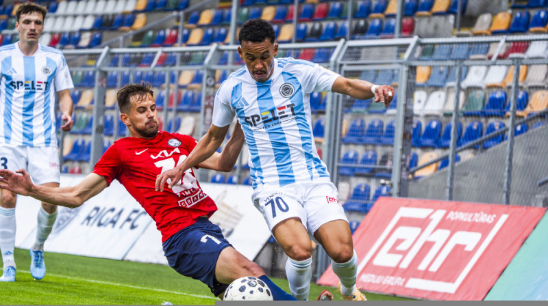 "Riga FC" uzbrucējs Žuans Kristians mēģina nosargāt bumbu spēlē pret FS "Jelgava". Foto: Riga FC