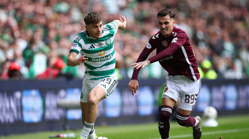 "Celtic" futbolists Džeimss Forests pret "Hearts" futbolistu Aleksandrosu Kiziridisu. Foto: Action Images via Reuters/Andrew Boyers/Scanpix