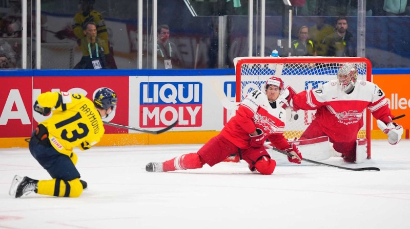 Lukass Reimonds izdara metienu pa vārtiem, Foto: Matt Zambonin/IIHF