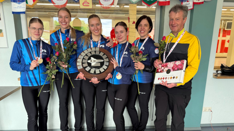 No kreisās: Evelīna Barone, Betija Gulbe, Katrīna Gaidule, Rēzija Ieviņa, Daina Barone, treneris Deivids Remzijs
Foto: LKA
