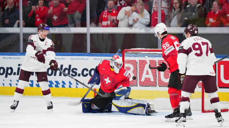 Rūdolfs Balcers gūst savus un latviešu otros vārtus cīņā pret šveiciešiem Cīrihē. Foto: André Ringuette/IIHF